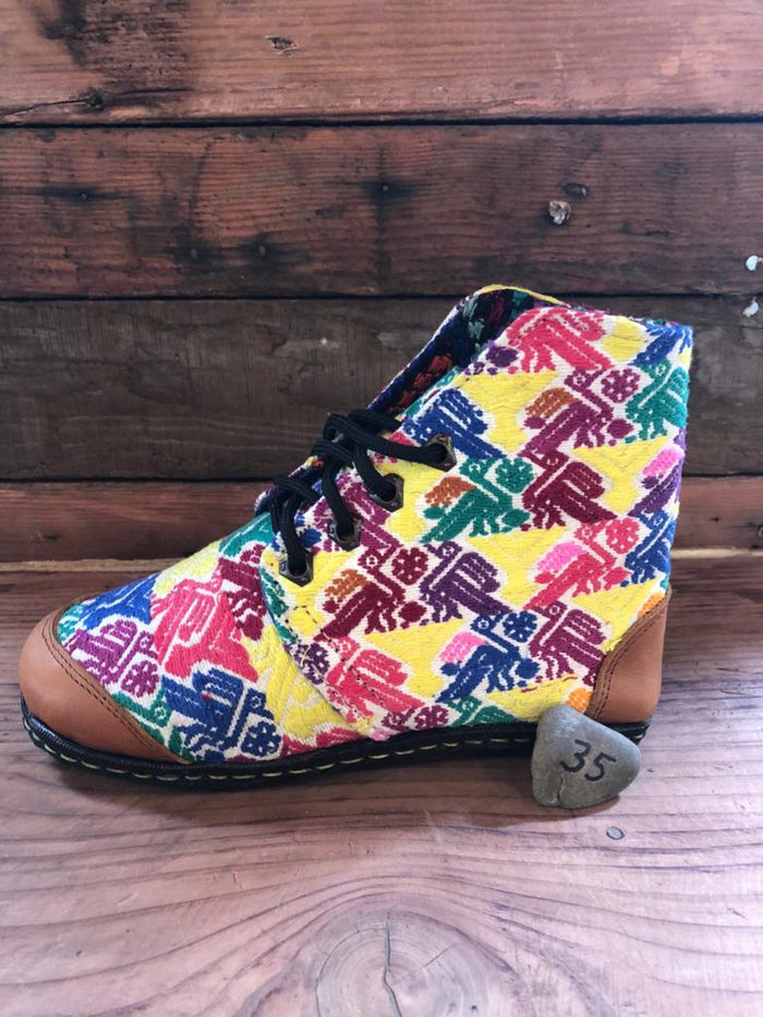 Size 35 Cloth Moccasins Rainbow Birds