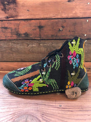Size 39 Cloth Moccasins Green Sprouts on Black