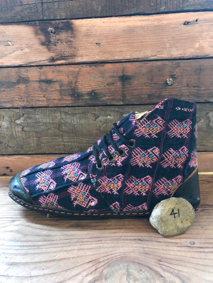 Size 41 Cloth Moccasins Pink Swans on Navy
