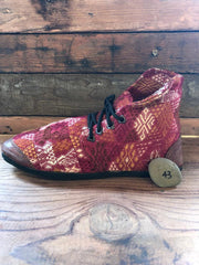 Size 43 Cloth Moccasins Crimson Snowflakes