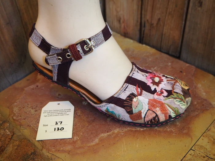 37 / coloured birds and flower on brown and tan stripes